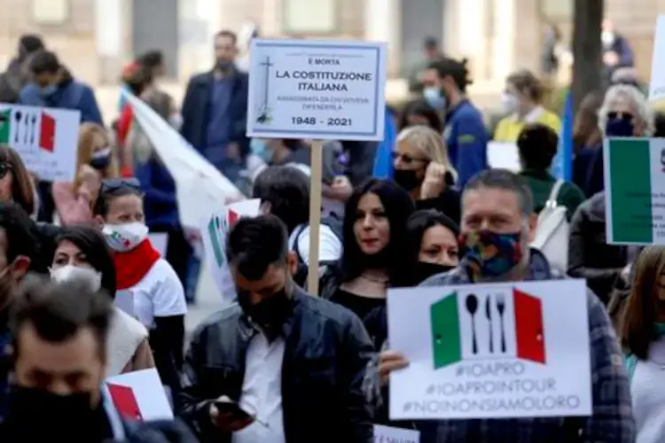 la manifestazione di #ioapro a Milano ioapro riparte da MilanoUn centinaio di ristoratori in piazza