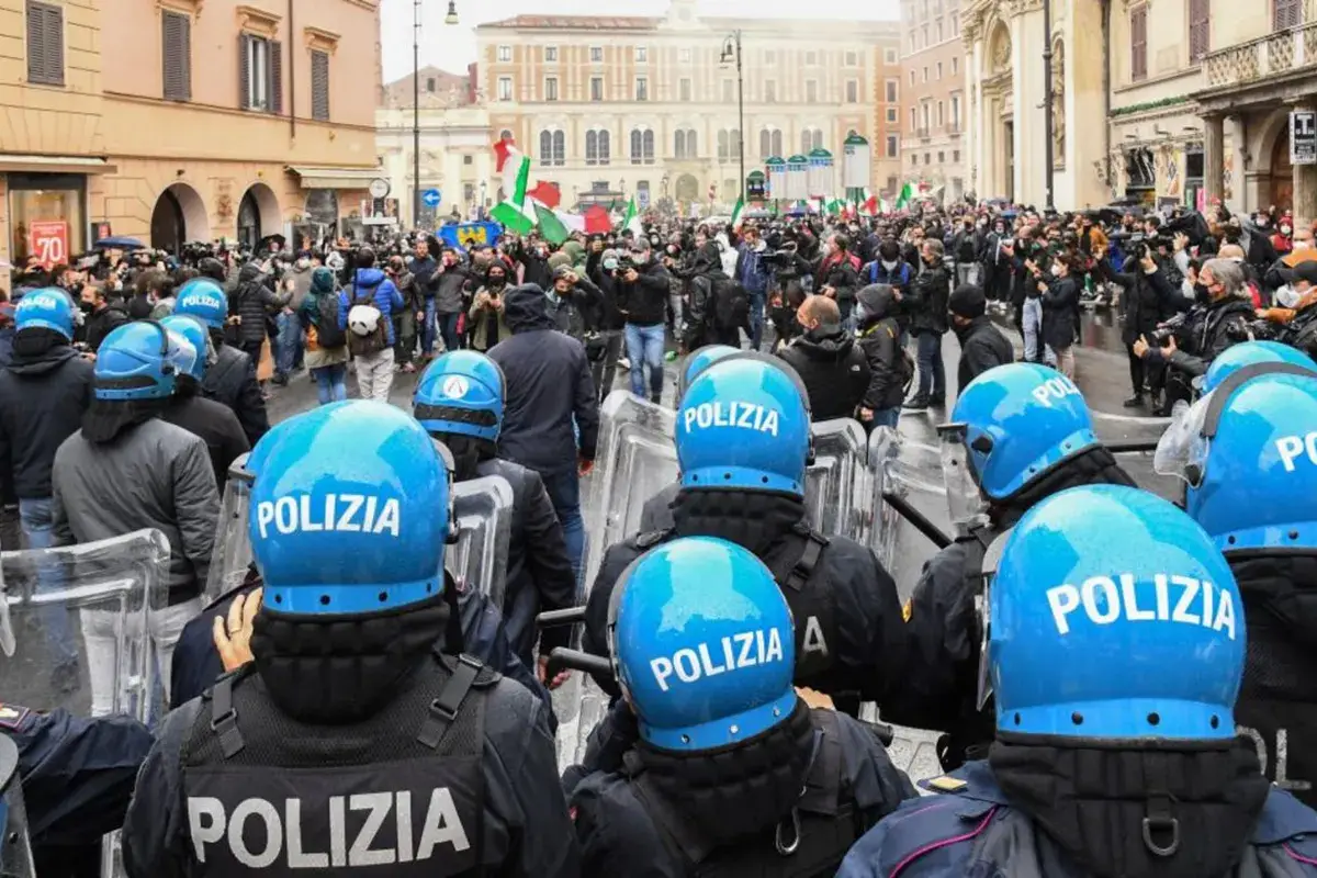 Gli scontri a Roma Ioapro, ancora proteste a Roma: &laquo;Siamo famiglie non partite Iva&raquo;
