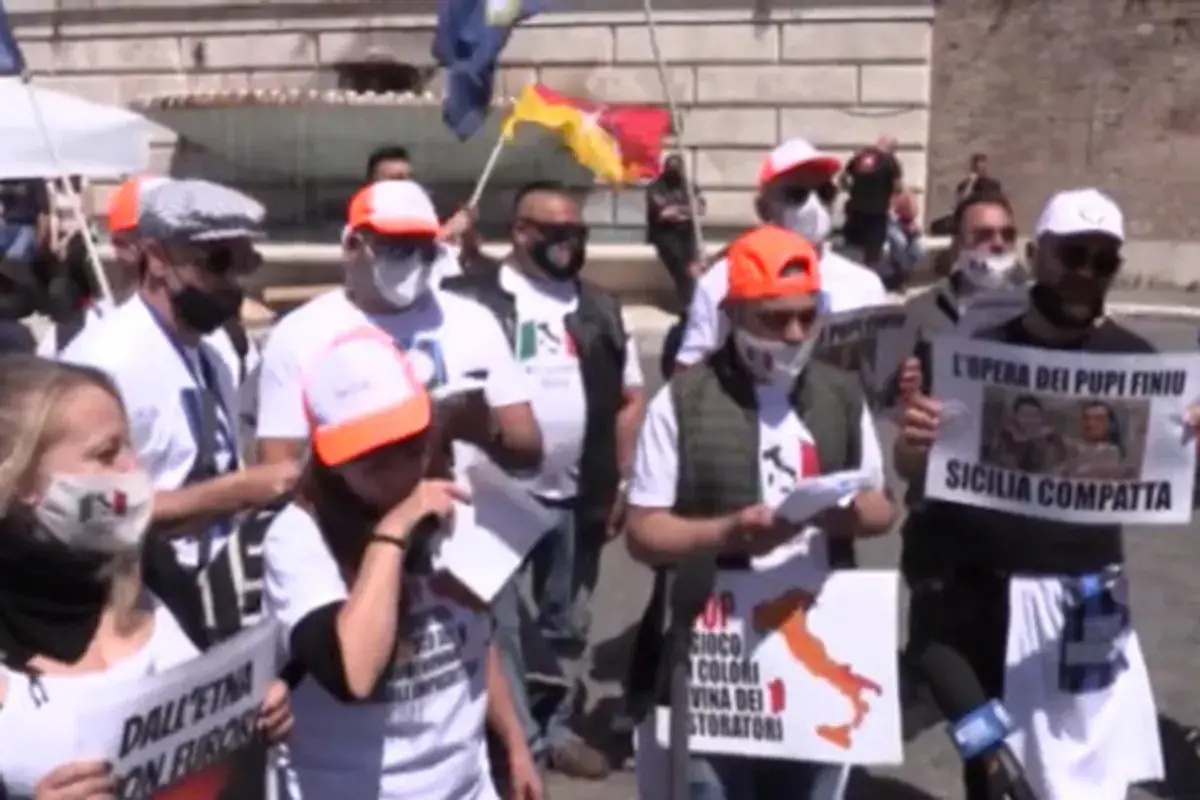 I manifestanti scesi in piazza a Roma A Roma altra protesta di