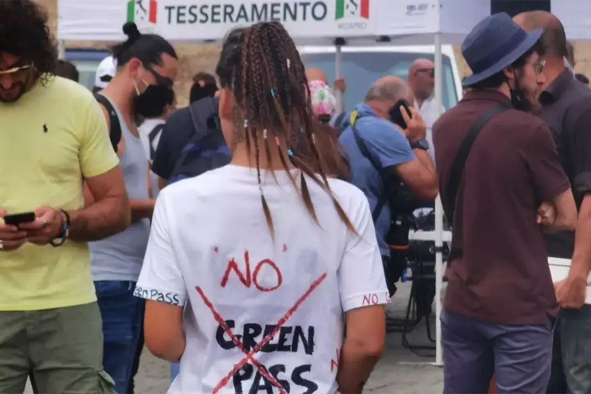 I manifestanti a Roma IoApro in piazza a Roma. In 200 contro il Green pass
