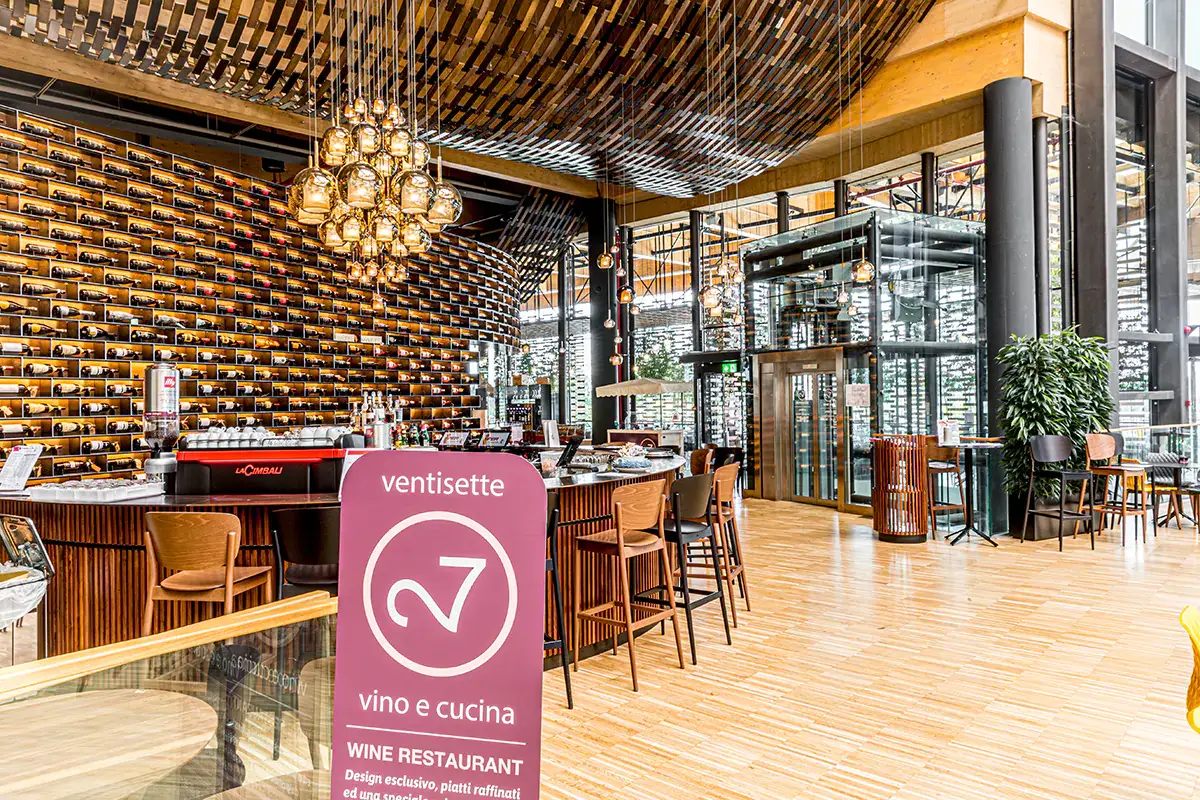 L'ingresso di Ventisette - vino e cucina Iper La grande i apre Ventisette: la ristorazione conquista la grande distribuzione