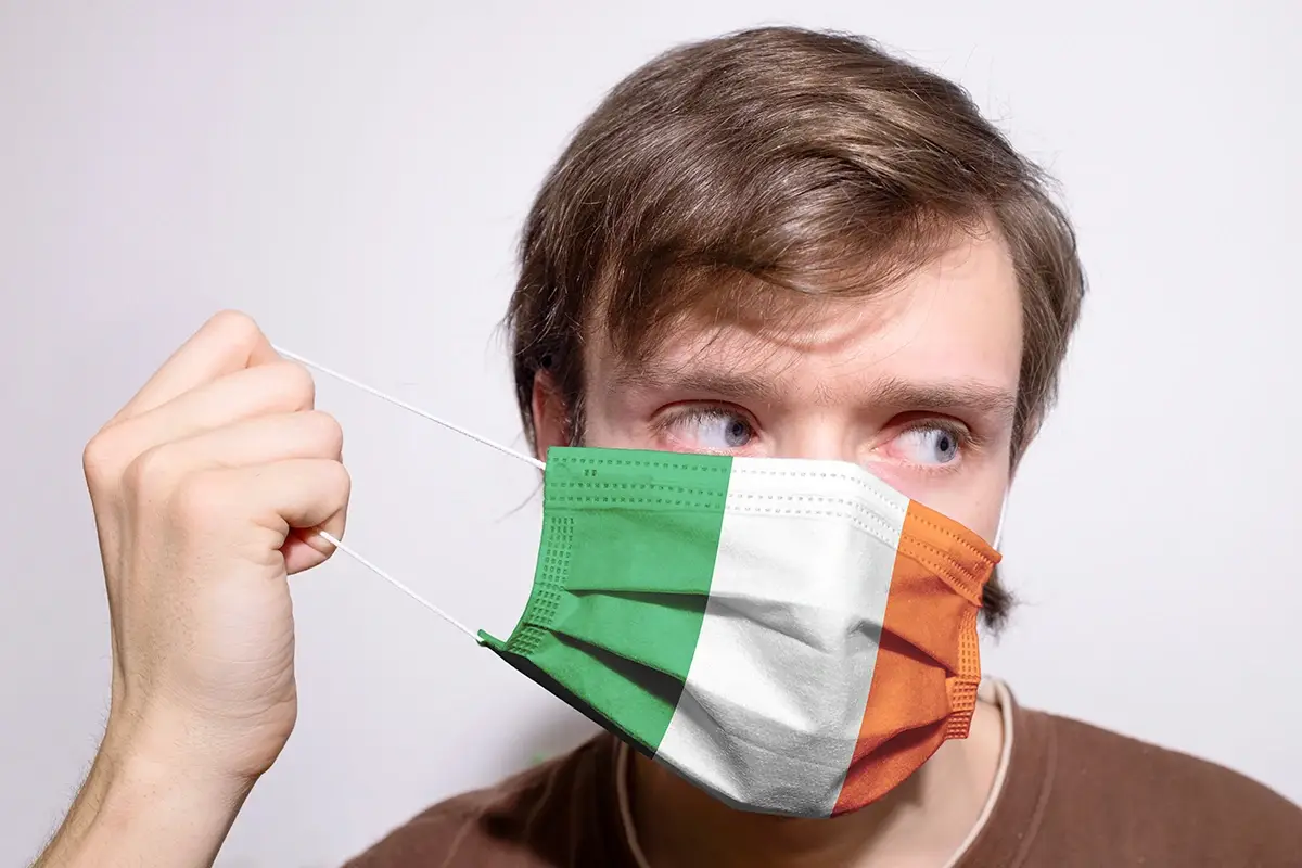 Torna il coprifuoco anti Covid nella repubblica d'Irlanda Torna il coprifuoco in Irlanda: locali chiusi alle 23:30