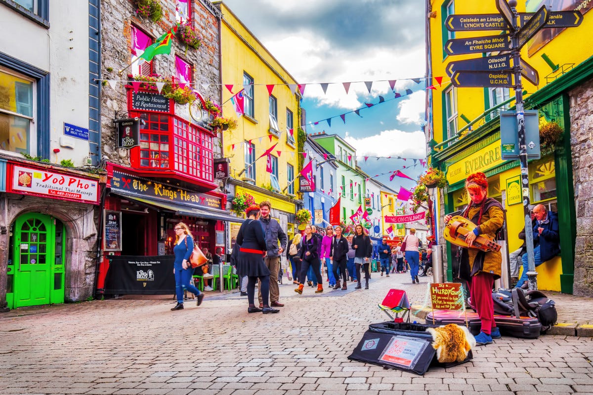 Una strada di Galway in Itlanda In Irlanda alla scoperta dei suoi sapori in 10 tour gastronomici