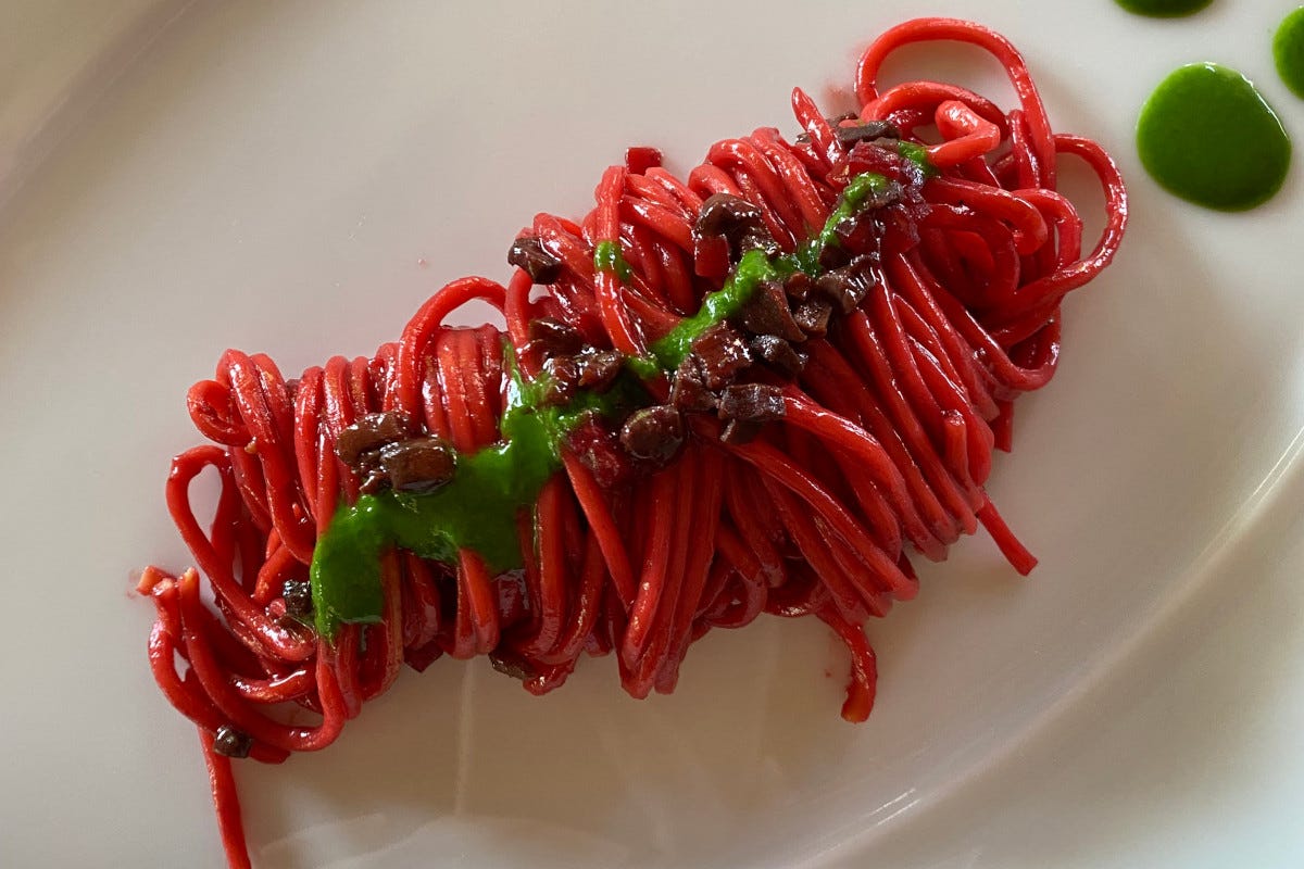 Garlic, oil and chilli tagliolini with beets and offal La Palta by Isa Mazzocchi: when the Province becomes a resource