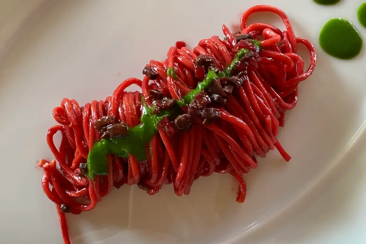 Tagliolini aglio, olio e peperoncino alla rapa rossa con rigaglie La Palta di Isa Mazzocchi: quando la Provincia diventa una risorsa