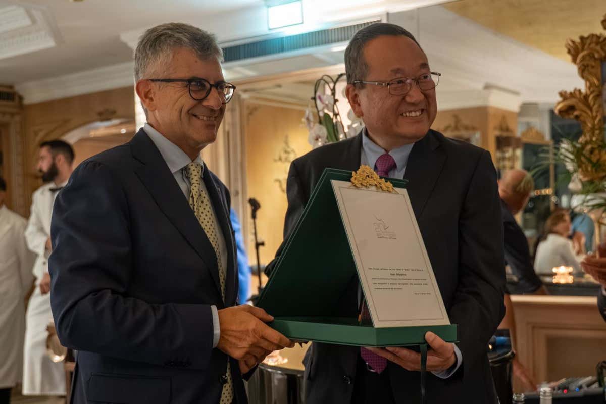 Il giornalista giapponese Isao Miyajima premiato dalle grandi famiglie del vino italiano