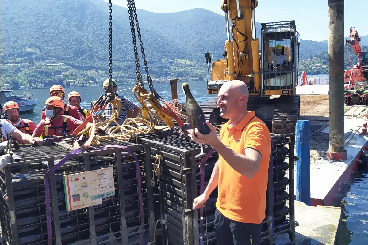 Alex Belingheri guida il recupero dal fondo del lago di 5000 bottiglie di Nautilus cru Le bollicine camune riemergono dopo 5 anni sul fondo del lago