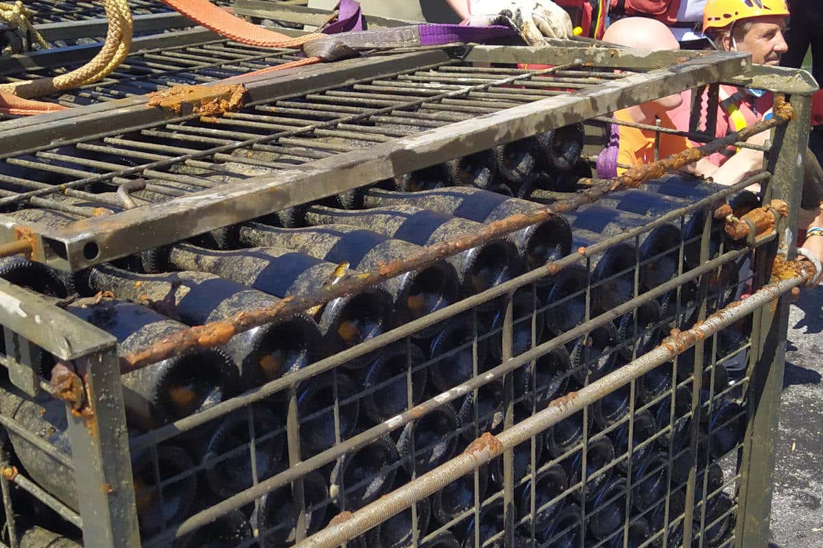 una delle casse di spumante per 5 anni depositate sul fondo del lago d'Iseo Le bollicine camune riemergono dopo 5 anni sul fondo del lago
