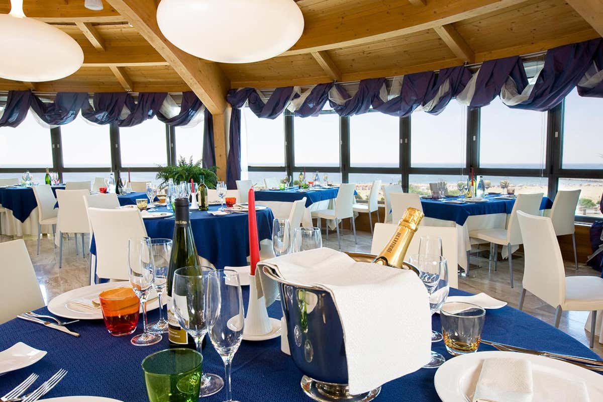 L'interno del ristorante del Laguna Palace Hotel (Foto Lagunapalacehotel) Grado per i suoi 130 anni si regala mostre, convegni e showcooking