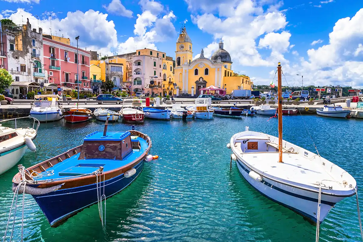 Uno scorcio dell'isola di Procida Isole Covid-free, De Luca dettai tempi: &laquo;Ancora tre settimane&raquo;