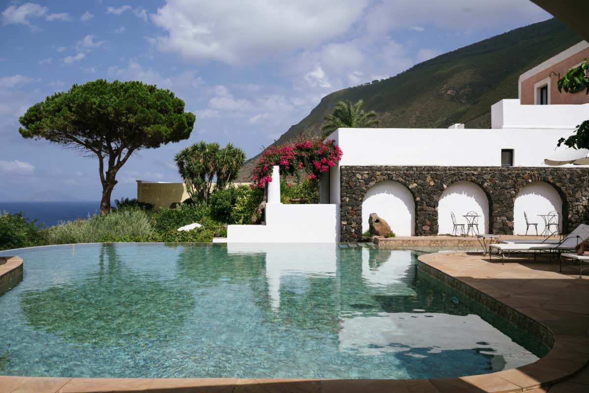 L’Hotel Signum di Salina è un piccolo borgo ristrutturato con passione dalla famiglia Caruso