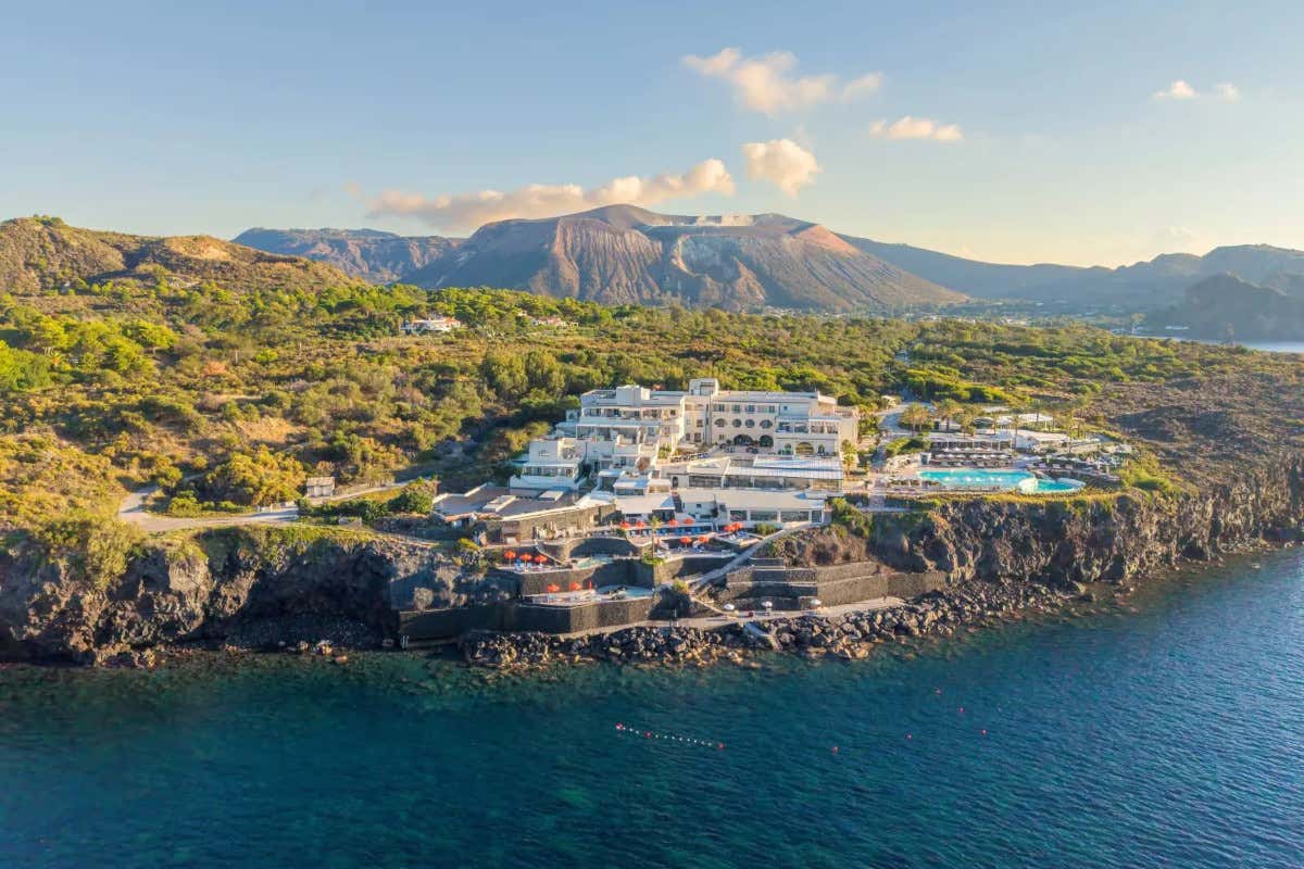 Therasia Resort Sea & Spa è un elegante e sostenibile cinque stelle sull’isola di Vulcano