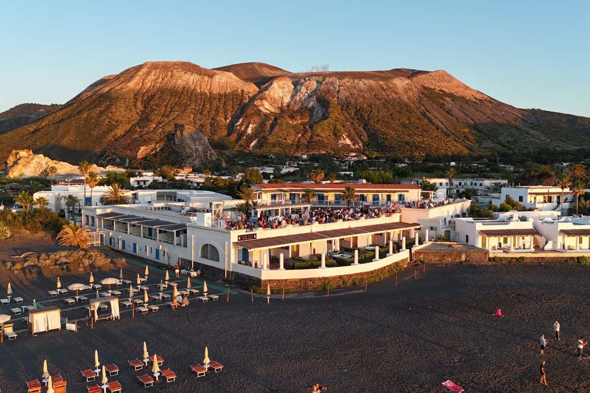 Les Sables Noirs & Spa prende il nome dalla spiaggia vulcanica delle Sabbie Nere, su cui si affaccia