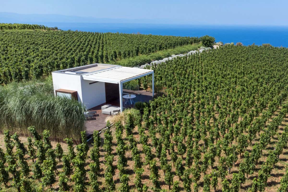 Castellaro Wine Resort accoglie gli ospiti in eleganti residenze ricavate da antichi ruderi restaurati