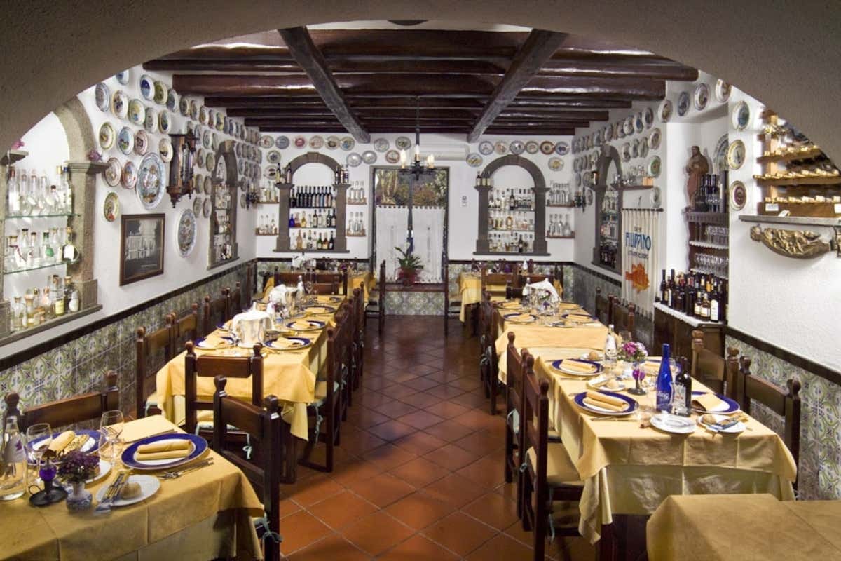 Il Ristorante Filippino, parte del Buon Ricordo dal 1974, conquista da generazioni isolani e turisti