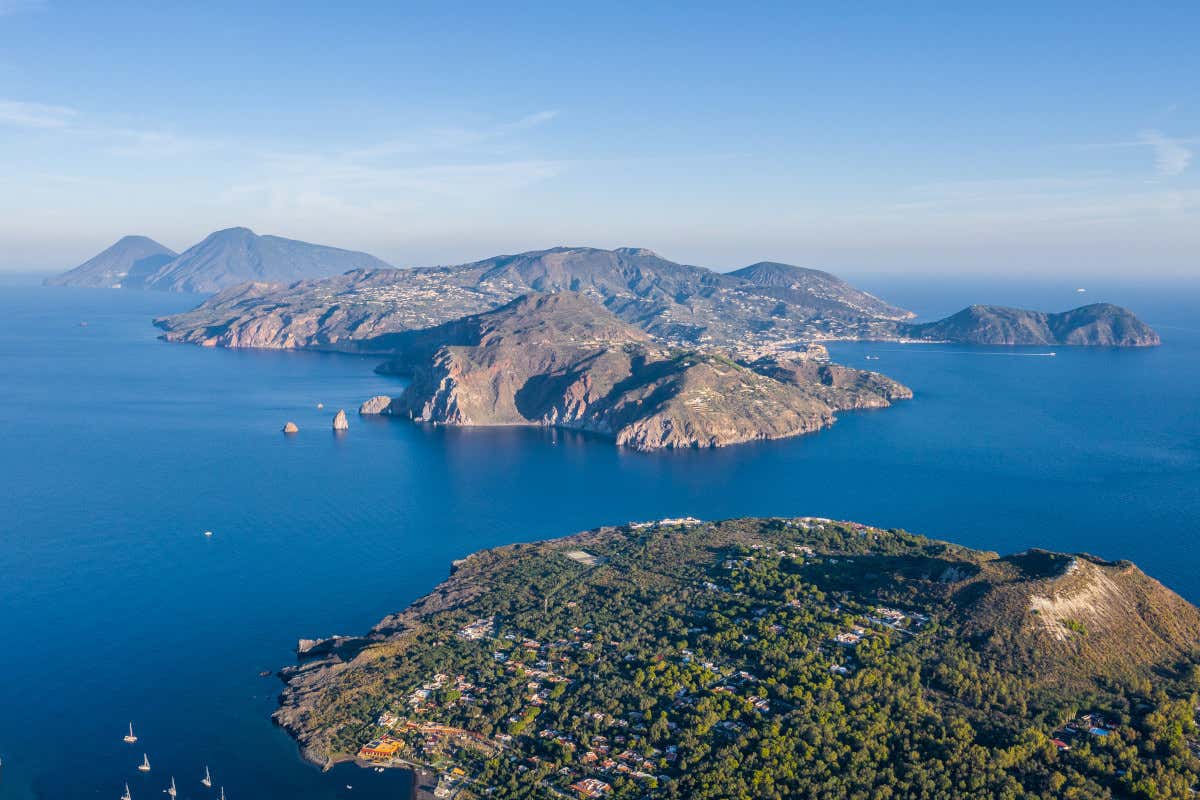Le Eolie, tutte di origine vulcanica, emergono dal Tirreno come un arcipelago unico al mondo