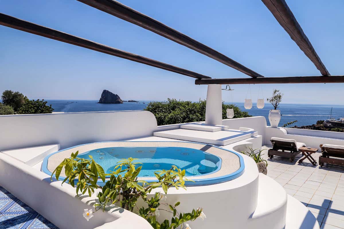 Dalle grandi terrazze panoramiche del Quartara Boutique Hotel si gode una magnifica vista sul mare