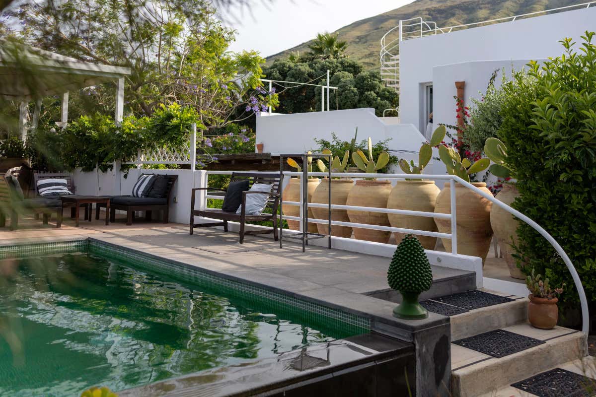 La piscina del Gabbiano Relais, immersa nel verde, è ideale per momenti di relax