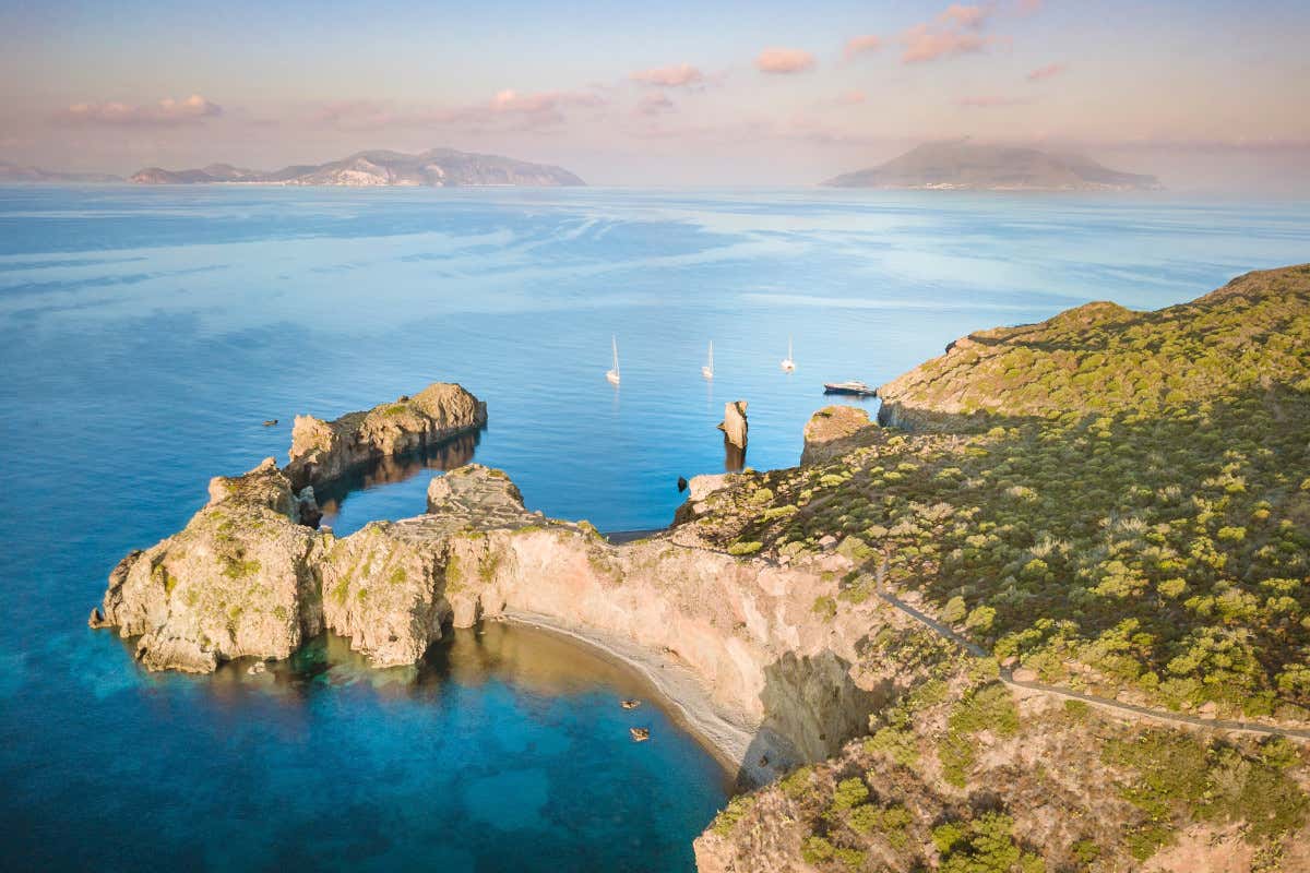 Panarea, la più mondana delle Eolie, da anni è rifugio del jet set internazionale
