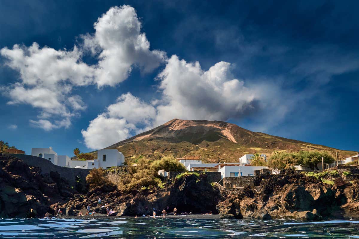 L’isola di Stromboli, tra le più suggestive delle Eolie, ospita un vulcano ancora attivo