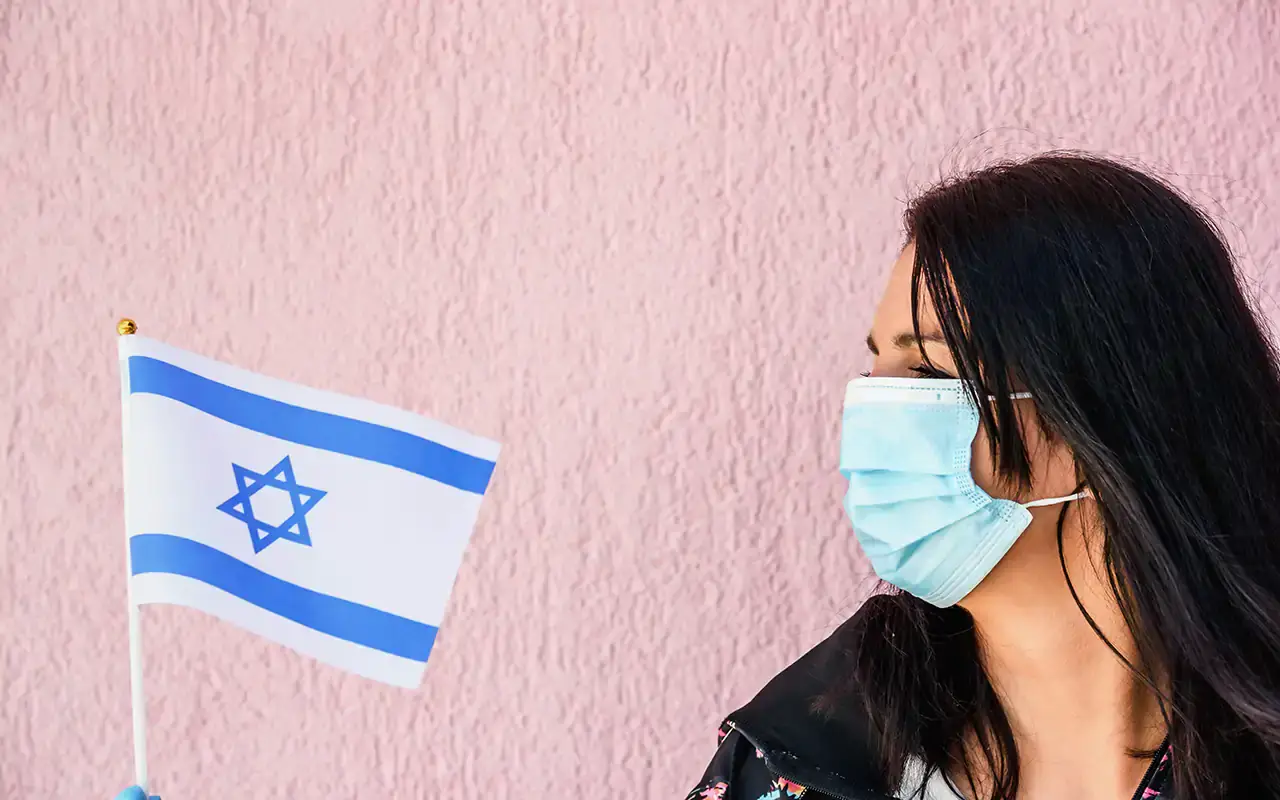 Dopo lo stop del 15 giugno, il 25 torna l'obbligo di mascherina al chiuso in Israele Mascherine al chiuso? Israele re-impone subito l&rsquo;obbligo