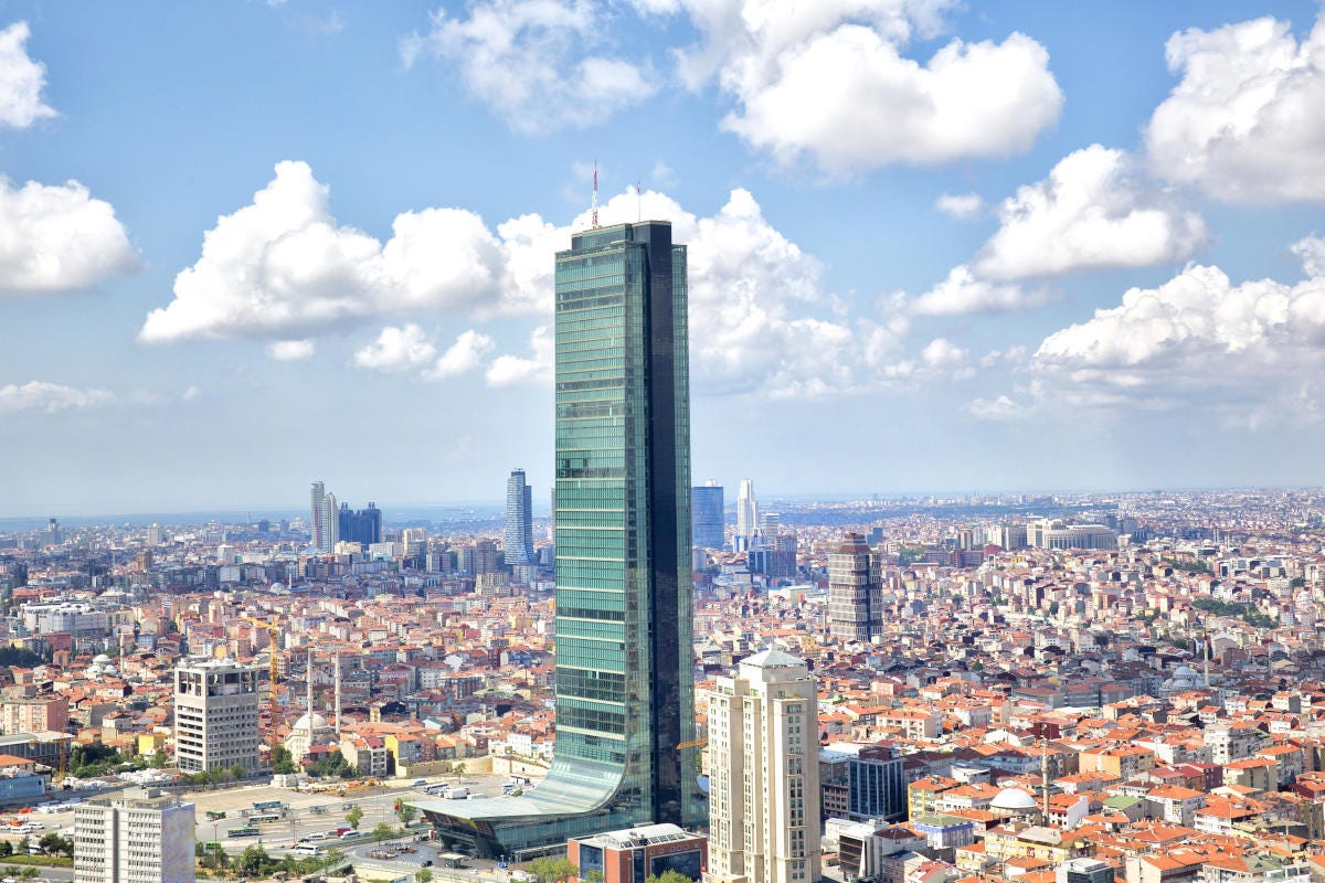 L'Istanbul Sapphire è l'unica torre che offre una vista su due continenti, Asia e Europa Punti panoramici in Italia il più visitato è il Duomo di Milano che batte la torre di Pisa. La meno cara al mondo è in Sud Africa