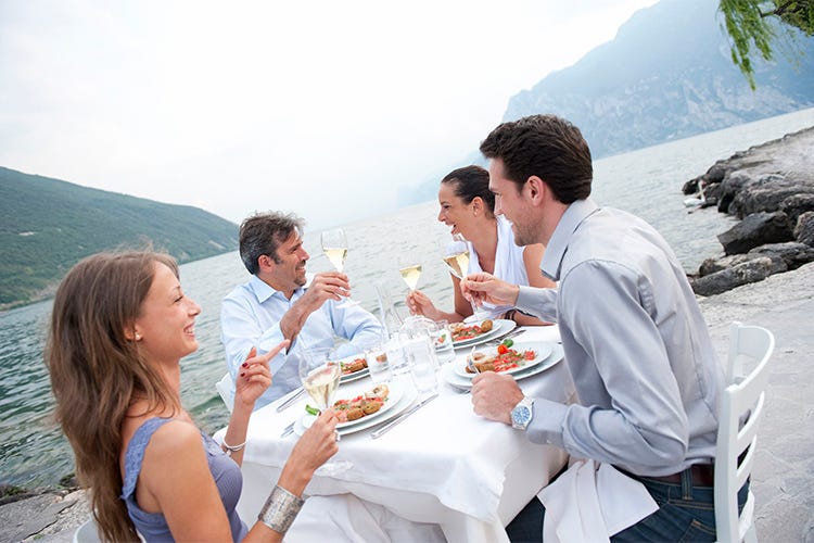 Alto Garda, Torbole, cena in riva la lago - foto: Ronny Kiaulehn