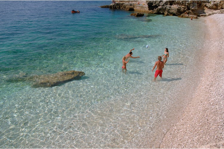 ISTRIA_Spiaggia Hawaii a Pola_Foto ET Istria (2) Istria, Adriatico da scoprire con la testa sott’acqua
