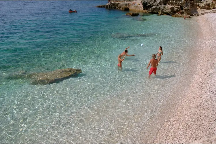 ISTRIA_Spiaggia Hawaii a Pola_Foto ET Istria (2) Istria, Adriatico da scoprire con la testa sott’acqua