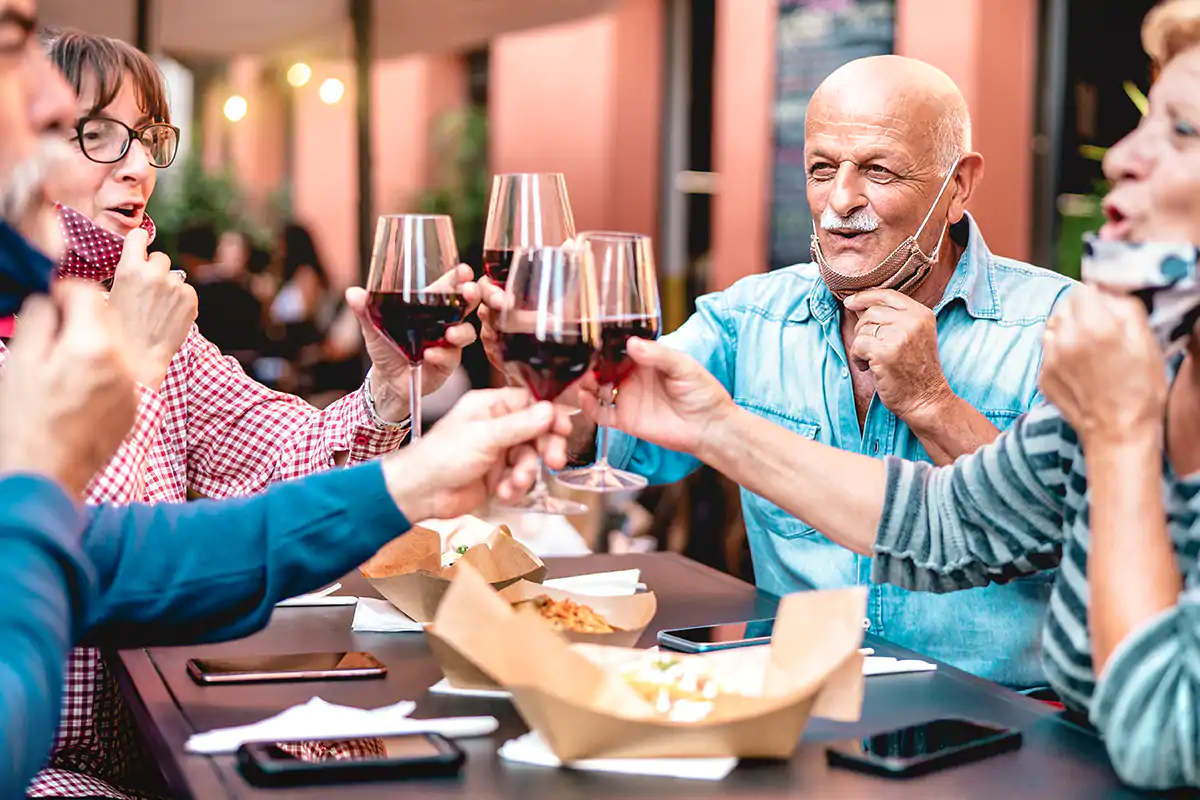 Con tutto il Paese in giallo (escluse Sicilia, Sardegna e Valle D'Aosta) sale a 170mila il numero di locali pubblici aperti al servizio all'esterno Ripartono 170mila bar e ristoranti L'Italia in giallo fa bene all'Horeca