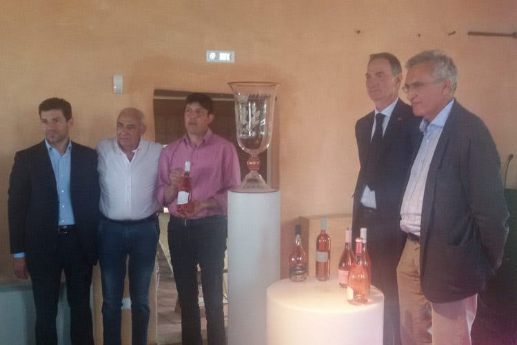 Un momento della cerimonia di premiazione del Trofeo Pompeo Molmenti (Italia in Rosa fa centro Il rosé conquista i giovani)