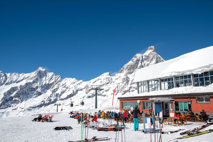 (In Italia parte la stagione sciistica Molti impianti già attivi sulle Alpi)