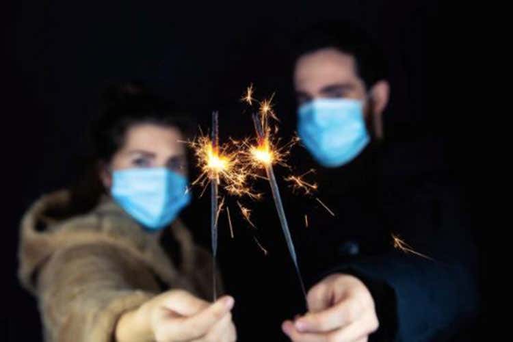 Festeggiamenti tra regole e coprifuoco più lungo - Italia zona rossa a Capodanno. Ecco che cosa si può fare Festeggiamenti tra regole e coprifuoco più lungo - Italia zona rossa a Capodanno. Ecco che cosa si può fare