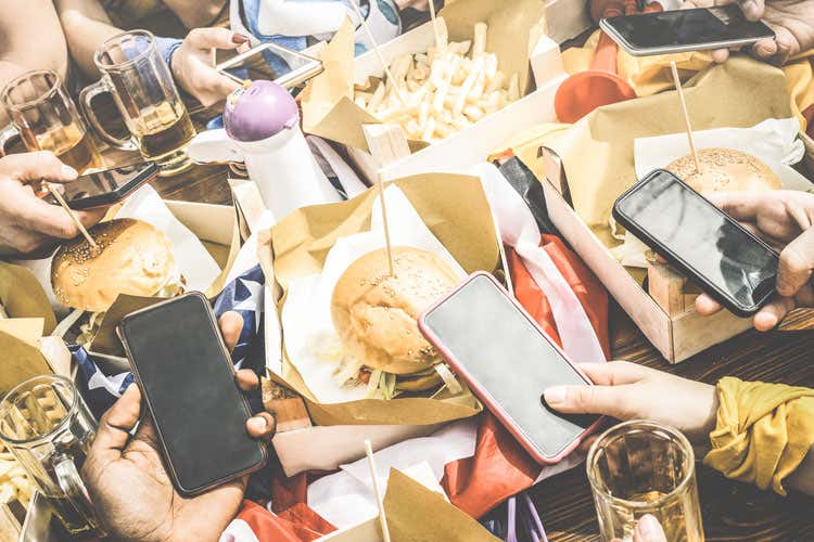 (Gli italiani, il cibo e i social network Il 70% posta il piatto prima di mangiare) (Gli italiani, il cibo e i social network Il 70% posta il piatto prima di mangiare)