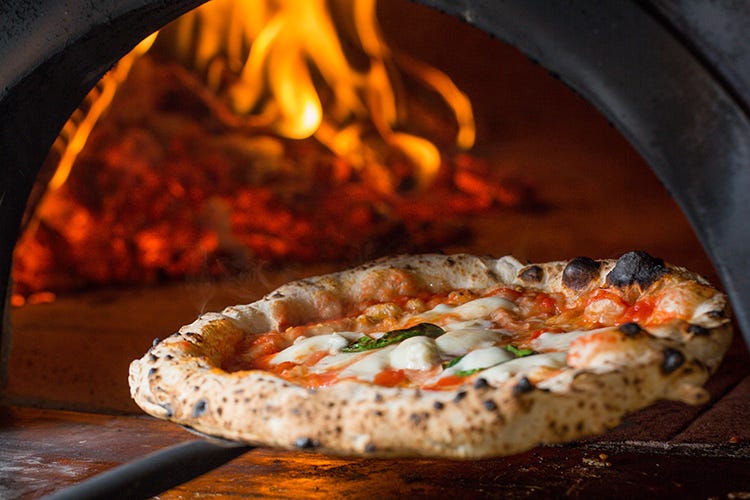 Italiani pazzi per la pizza 
Se ne sfornano 8,3 milioni al giorno
