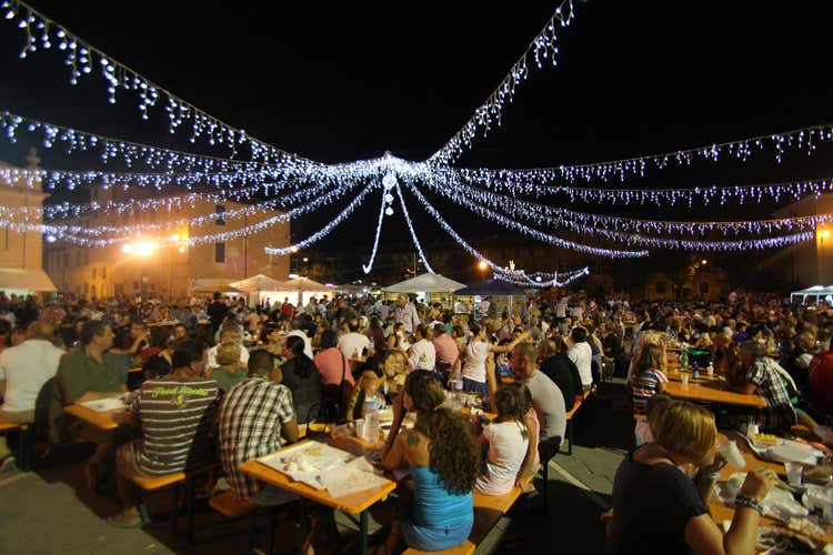 Le sagre arrivano a somministrare migliaia di pasti al giorno (Italiani pazzi per le sagre Ma la Fipe: «3 su 4 sono irregolari»)