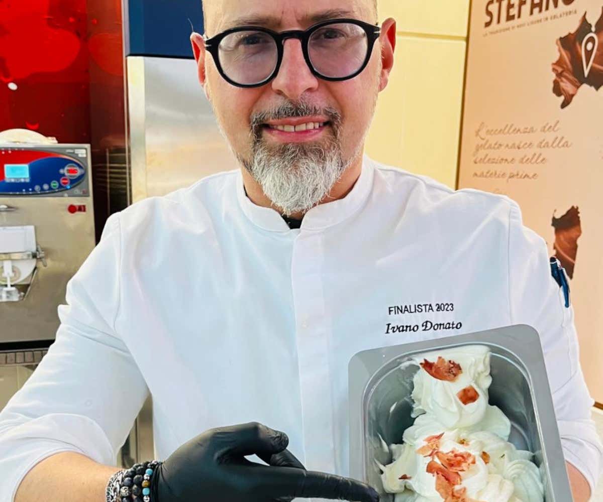 Il gelatiere dell’Aig Ivano Donato con il gelato gastronomico “Bianco Cremoso”