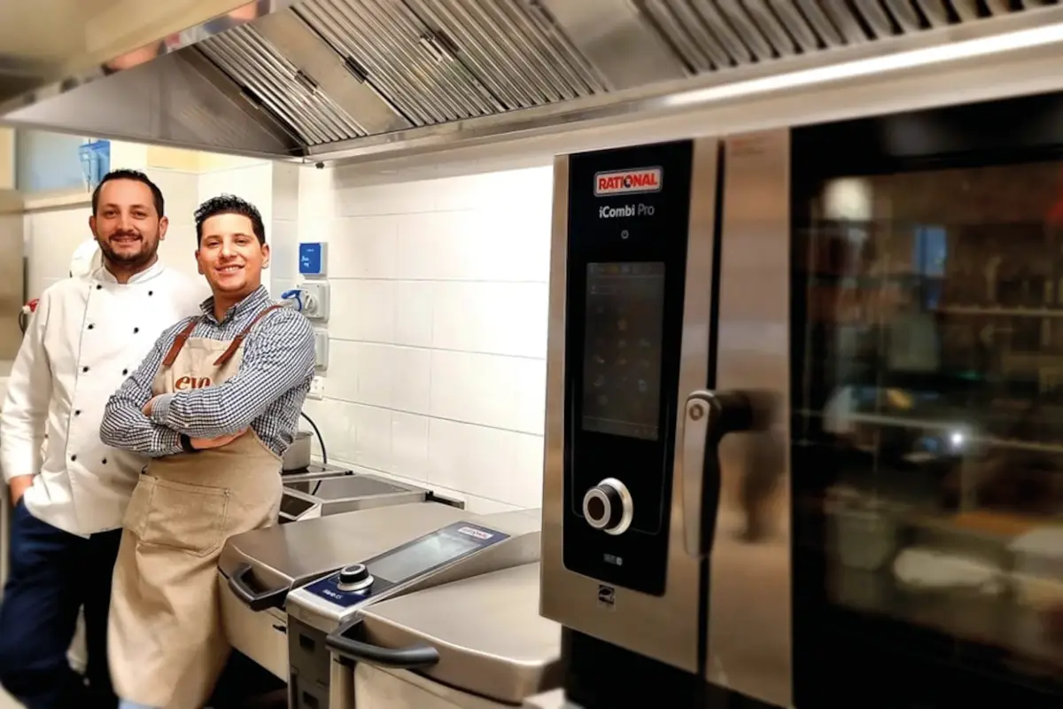 Jacopo e Marco Sacchetto in cucina Pranzo originale o aperitivo di livello? C'&egrave; Evo Laboratorio Gastronomico