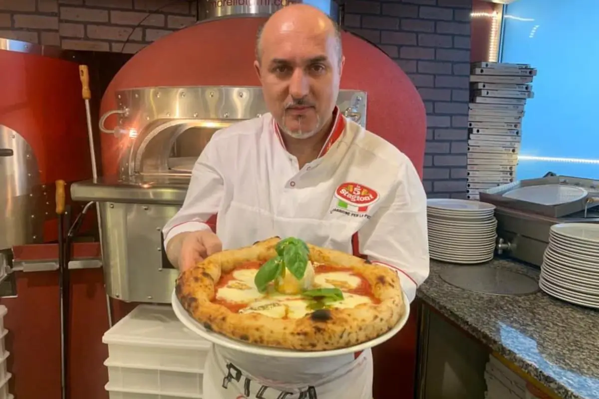 Robert Nedea con la sua Mimi regina d'oro 24K (foto Facebook) Altro che Briatore, a Jesolo c'&egrave; la pizza all'oro a 99 euro