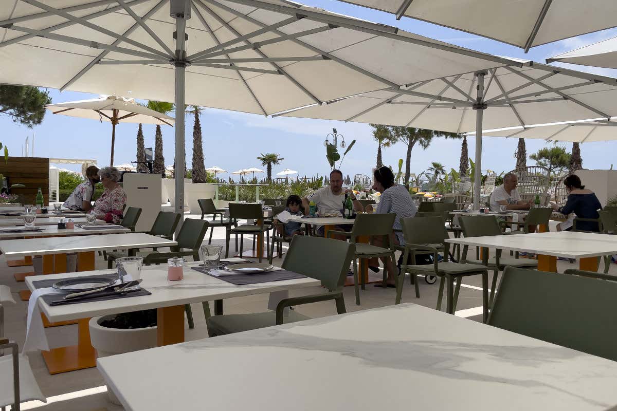 l'areaesterna di Hoku al Falkensteiner Falkensteiner: in spiaggia a Jesolo, ma con l'atmosfera del Pacifico