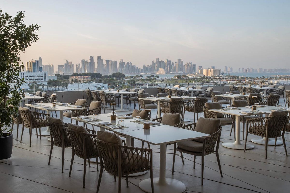 La terrazza esterna del ristorante Jiwan di Doha  Qatar da scoprire: una vacanza tra natura tradizioni e divertimento