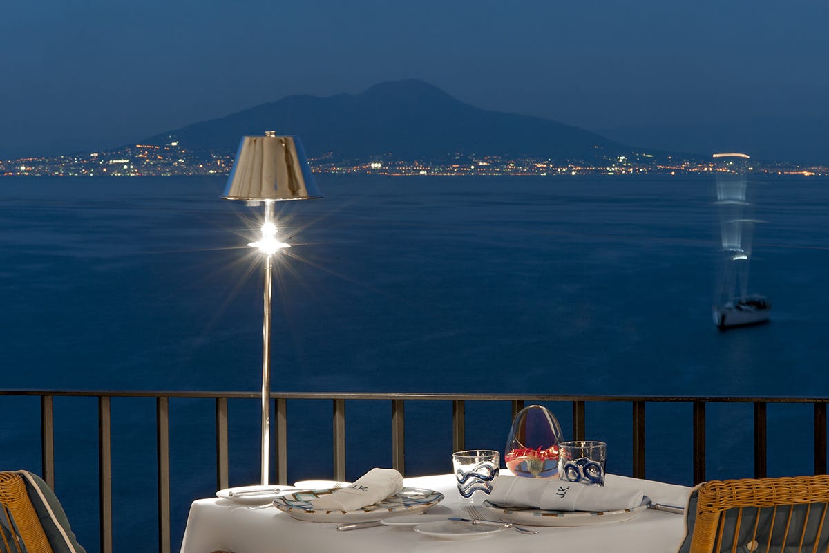La magnifica visata sul Vesuvio J.K. Place Capri, rifugio bianco sull’isola azzurra