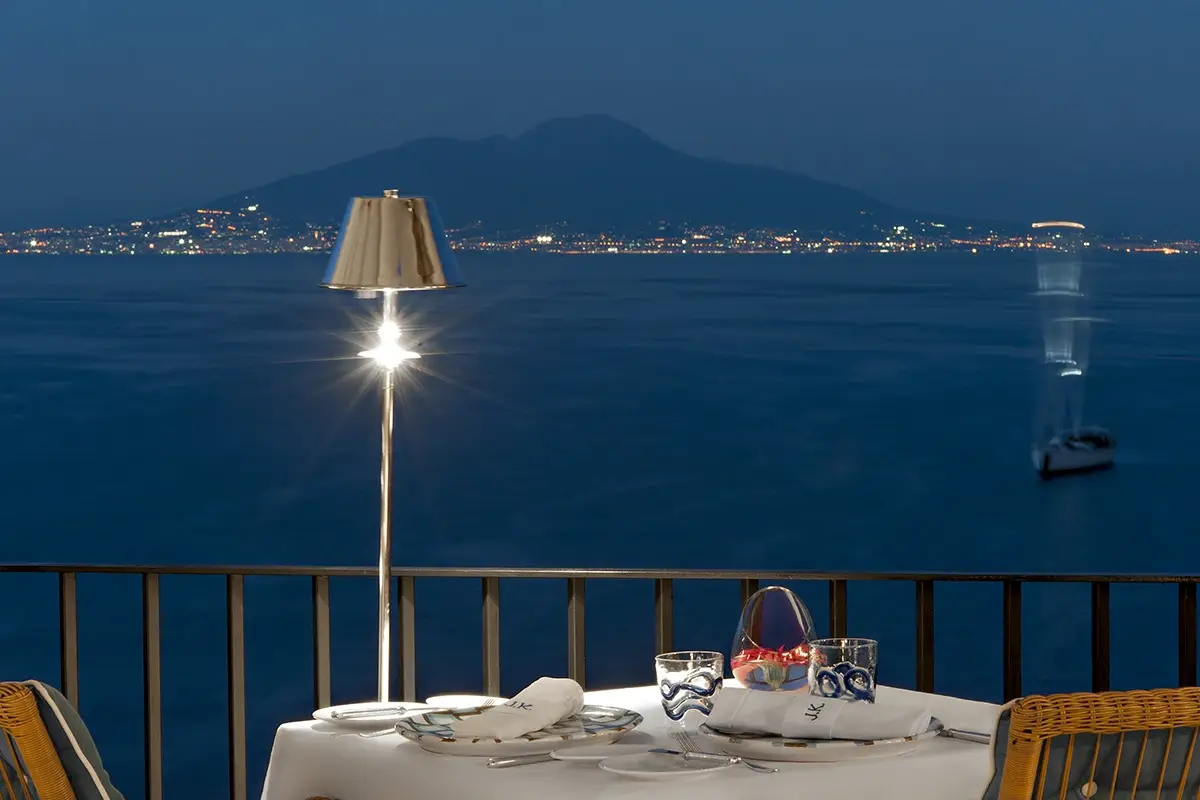 La magnifica visata sul Vesuvio J.K. Place Capri, rifugio bianco sull’isola azzurra
