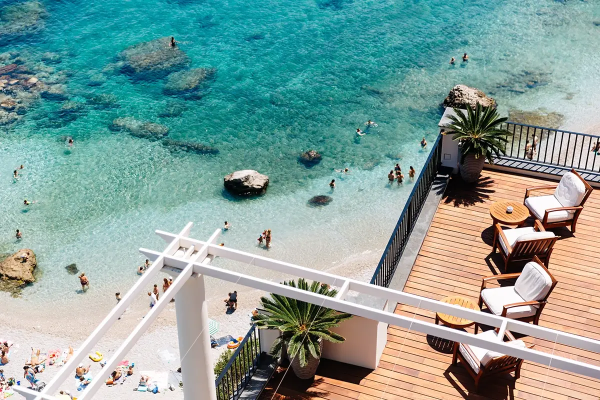 Unico albergo dell'isola ad avere accesso diretto alla spiaggia J.K. Place Capri, rifugio bianco sull&rsquo;isola azzurra