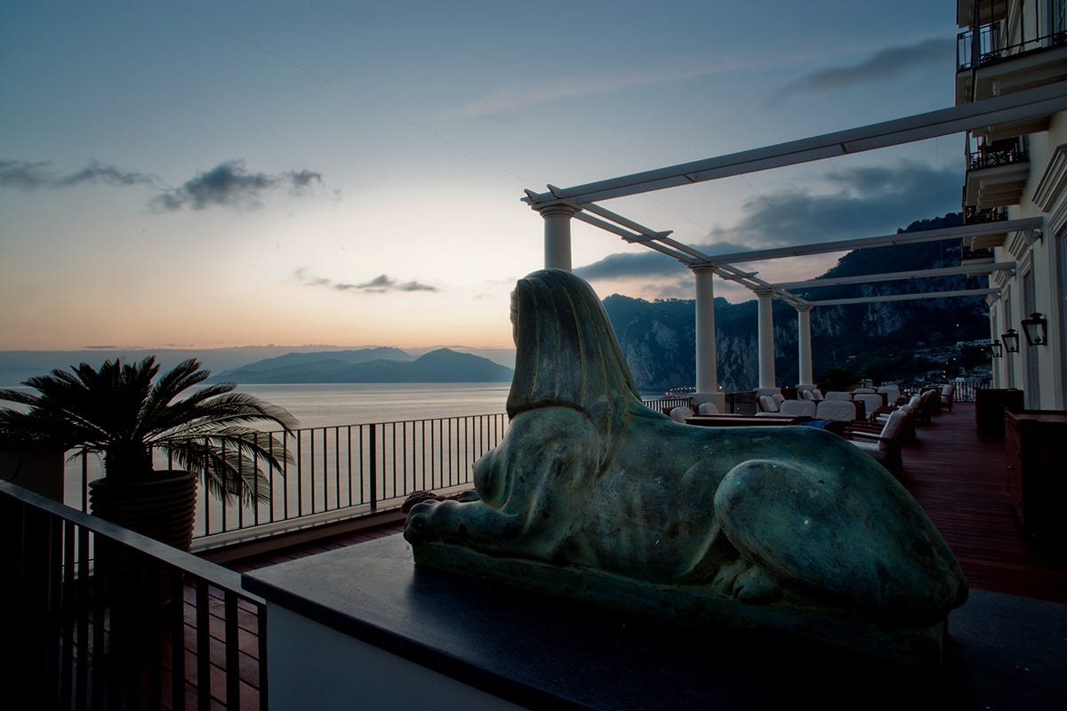 La meraviglia del mare al tramonto J.K. Place Capri, rifugio bianco sull’isola azzurra