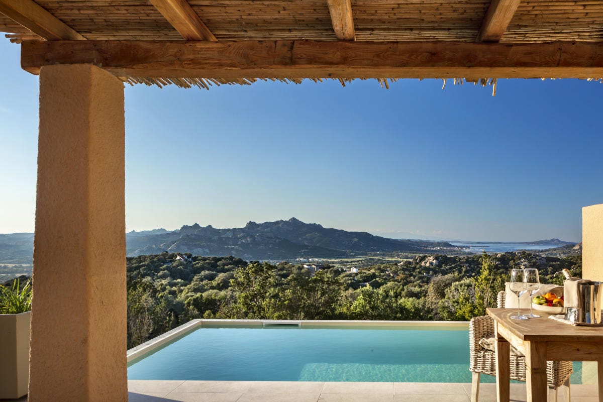 La piscina privata di una junior suite, con vista sul mare della Sardegna Petra Segreta: un resort tra lusso e riservatezza in Sardegna