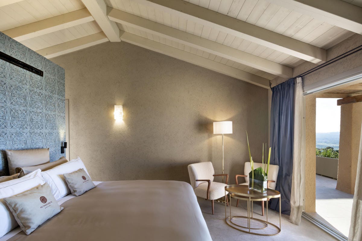 L'elegante camera da letto di una delle junior suite Petra Segreta: un resort tra lusso e riservatezza in Sardegna
