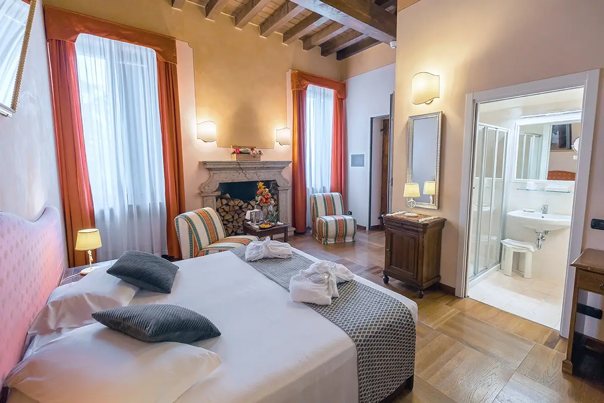 La junior suite Villa Cariola, relax e fascino sulle colline del Lago di Garda
