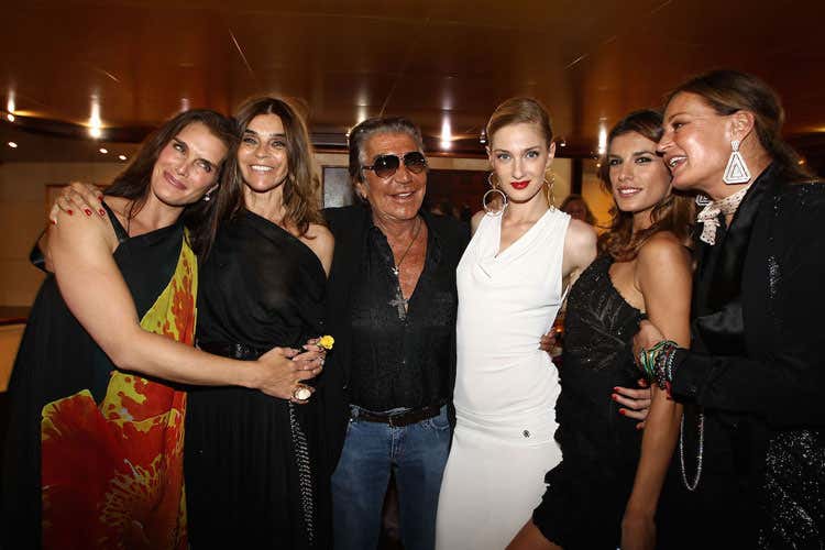 Roberto Cavalli attorniato dalle bellissime Brooke Shileds,Carine Roiteld, Eva Riccobono, Elisabetta Canalis ed Eva Cavalli Dall'ora di pranzo a notte fonda A Milano riapre il Just Cavalli