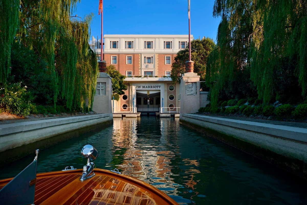 Il JW Marriott Venice Resort & Spa accoglie gli ospiti nel lusso dell'Isola delle Rose